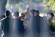 Presidente Jair Bolsonaro fala com apoiadores na saída do Palácio da Alvorada
