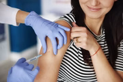 Outra medida importante é a redução da chance de infecção em caso de novas variantes. O anticorpo promovido pela vacina é direcionado para a cepa que deu origem à fórmula e, nesse processo, as pessoas também produzem anticorpos que possuem diversidade. Quanto maior o alcance das proteínas que defendem o organismo, maior é a probabilidade que alguns se liguem à variante nova