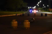 Botijões de gás espalhados em pista