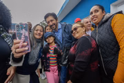 Nunes posou para fotos com moradoras da região