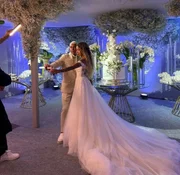 O casal posa para fotos