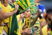 Uma torcedora brasileira beija uma réplica da taça