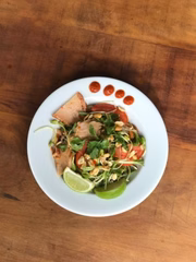 Yum woon sen: salada de macarrão de arroz com vegetais, lombo suíno, tomate & coentro (servida fria)