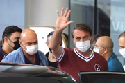 Presidente Jair Bolsonaro acenou para apoiadores na saída do hospital em SP