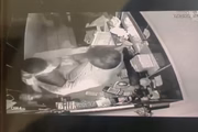 Enquanto recepcionista reage, agressor o ataca com mais facadas 