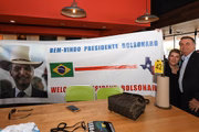 Bolsonaro posa para foto com brasileiros residentes em Dallas
