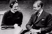 Durante a Segunda Guerra Mundial, o duque e a duquesa visitaram a Alemanha para conhecer Adolf Hitler. A aproximação entre eles gerou polêmicas, pois acreditavam que Eduardo era simpatizante do nazismo