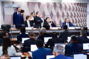 Alcolumbre preside sessão de sabatinas de Gonet e Dino