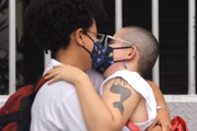 Casal se despede na porta da universidade onde vestibular é realizado