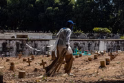 Enterros no cemitério do Caju, zona norte do Rio. Muitas covas sendo abertas diariamente devido ao aumento do número de mortos