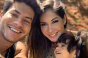 Arthur Aguiar e Maíra Cardi com a filha Sophia