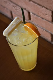 Chá de capim santo, calda de laranja com cardamomo, limão tahiti, vodka e cana caiana e laranja bahia é a composição do Brisa Leve (R$ 24)