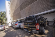 Há quatro mandados de busca e apreensão em cumprimento, tanto no apartamento funcional quanto no gabinete da deputada, em Brasília