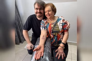 Na terça-feira (15/3), ela foi até um tatuador conhecido da família, acompanhada por duas filhas