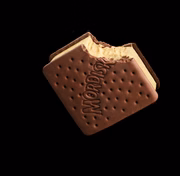 Chega também a novidade: Mordisko, um sanduíche de sorvete composto por macias camadas sabor chocolate com sorvete de baunilha Chega também a novidade: Mordisko, um sanduíche de sorvete composto por macias camadas sabor chocolate com sorvete de baunilha