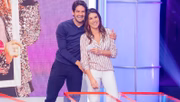 Enquanto ainda namoravam, Pato foi até os estúdios do SBT para presentar Rebeca com um buquê de flores 