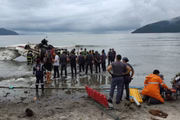 Bombeiros e SAMU socorrem vítimas em Ubatuba após queda de aeronave 