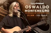 Celebrando 50 anos de carreira, Oswaldo Montenegro planejou um espetáculo que interage com imagens de sua vida e carreira projetadas em um imenso painel de LED
