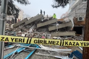 Operação de busca e resgate é realizada nos destroços de um prédio no distrito de Haliliye, em Sanliurfa, depois que um terremoto de magnitude 7,8 atingiu as províncias do sul de Turquia e do norte da Síria