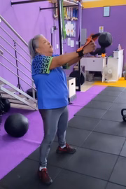 Com a ajuda de sua personal trainer 