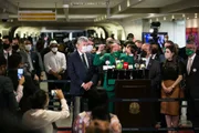 Luciano Hang acompanhado de governista antes de depor à CPI da Covid-19