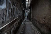 Beco com marcas de tiros no Jacarezinho