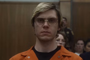 Evan Peters como Dahmer, na série da Netflix
