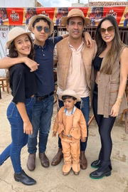 O político com a esposa e três filhos em um evento 