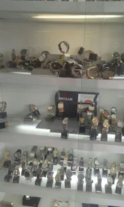 Sem conseguir acesso aos produtos de ouro, assaltantes foram até a seção de relógios 