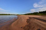 Bancos de Areia surgem a partir de junho, com a redução do nível da água, e formam praias, onde turistas costumam instalar acampamentos