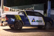 Carro da fiscalização da ANTT estacionado em local da festa de despedida de Rafael Vitale
