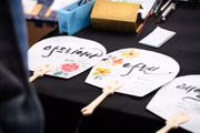 A noite teve produção de leques personalizados com nomes dos convidados em coreano