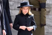A menina de 7 anos compareceu ao funeral da bisavó