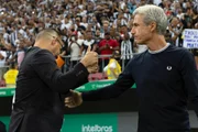 Treinadores se cumprimentaram antes do jogo
