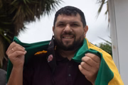 O militante bolsonarista Oswaldo Eustáquio está foragido da Justiça brasileira desde 2022