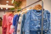 Várias roupas coloridas