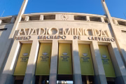 Cartazes com novo nome de Mercado Livre Arena Pacaembu
