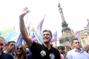 Rodrigo Garcia em campanha nas ruas de SP