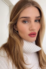 A modelo Rosie Huntington-Whiteley também usa a loção "poderosa"
