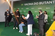 São Paulo anuncia vacinação de adolescentes e vacina primeiros alunos com 18 anos