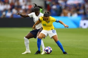 Marta disputa bola com a defensora francesa