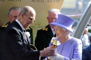 Com o esposo, o príncipe Philip, Elizabeth II esbanja sorrisos