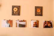 As paredes da casa são repletas de pinturas e fotografias de artistas negros