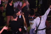 Os atores José Loreto e Duda Santos curtiram o último dia de Rock In Rio aos beijos