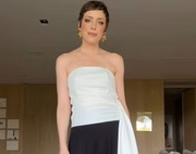 Fabiana Justus posa de look preto e branco antes de participar de um podcast