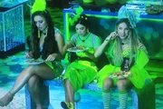Ela contou a novidade para os colegas de confinamento
