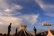 A Catedral também guarda semelhança com as construções do país africano: para entrar, deve-se passar em um túnel escuro que vai em direção a um ambiente iluminado. Na frente dos templos antigos, os egípcios posicionavam estátuas de seus deuses, da mesma forma que ficam os apóstolos da Catedral. 