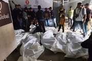 Parentes de palestinos, mortos em ataques israelenses em Rafah, lamentam enquanto os corpos são levados ao centro de saúde Tel Al-Sultan em Rafah