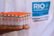 Vacinas contra Covid-19 aplicadas por profissionais da Prefeitura do Rio
