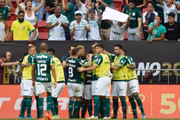 Jogadores do Palmeiras comemoram gol